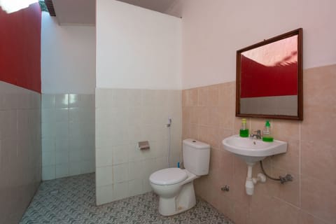Signature Double Room, 1 King Bed | Bathroom | Towels, soap, shampoo, toilet paper