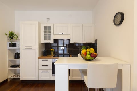 Design Studio | Private kitchen | Full-size fridge, microwave, oven, stovetop