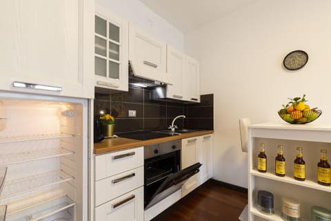 Design Studio | Private kitchen | Full-size fridge, microwave, oven, stovetop