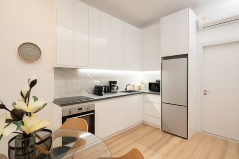 City Apartment (Ground Floor 2) | Private kitchen | Full-size fridge, microwave, oven, stovetop