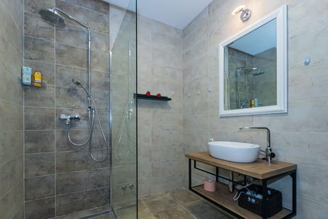 Deluxe Studio, Hot Tub, Garden View | Bathroom | Shower, hair dryer, towels