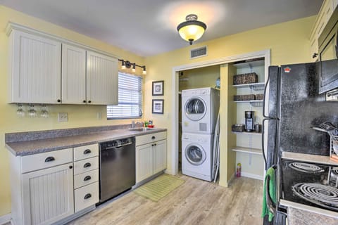 House (2 Bedrooms) | Private kitchen | Microwave, oven, stovetop, dishwasher