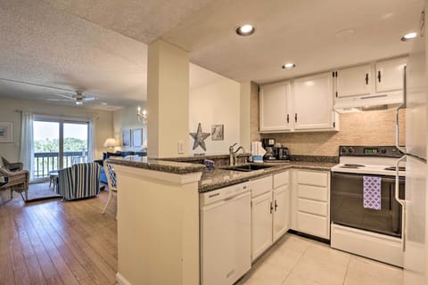 Apartment (2 Bedrooms) | Private kitchen | Microwave, oven, stovetop, dishwasher