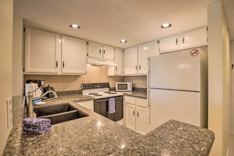 Apartment (2 Bedrooms) | Private kitchen | Microwave, oven, stovetop, dishwasher