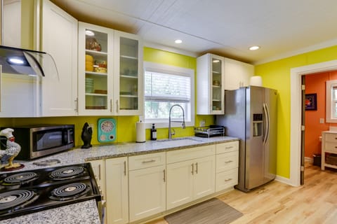 Cottage (2 Bedrooms) | Private kitchen | Microwave, oven, stovetop, paper towels