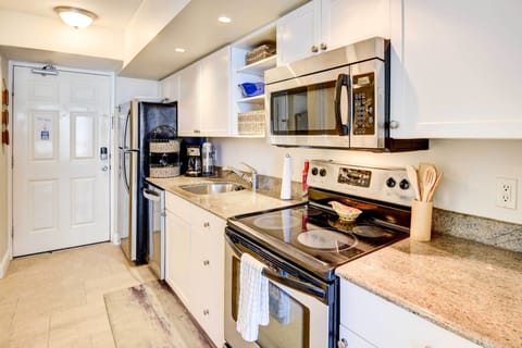 Apartment (0 Bedroom) | Private kitchen | Microwave, oven, stovetop, dishwasher