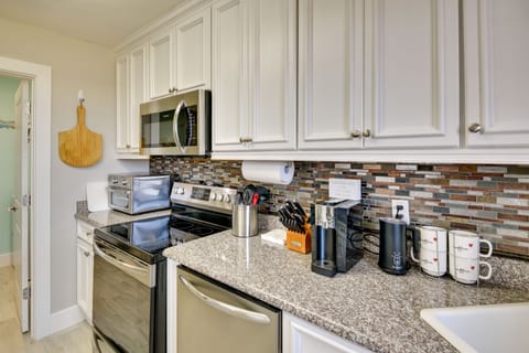 House (3 Bedrooms) | Private kitchen | Microwave, oven, stovetop, dishwasher