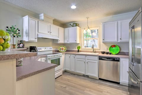 House (3 Bedrooms) | Private kitchen | Microwave, oven, stovetop, dishwasher