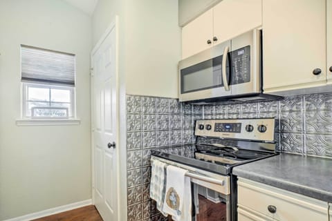 Apartment (2 Bedrooms) | Private kitchen | Microwave, oven, stovetop, dishwasher