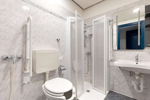 Standard Twin Room, 2 Twin Beds, Mobility Accessible | Bathroom | Shower, hair dryer, towels