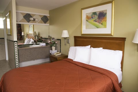 Honeymoon Room | Desk, iron/ironing board, free WiFi, bed sheets