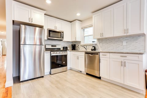 Apartment (3 Bedrooms) | Private kitchen | Microwave, oven, stovetop, dishwasher