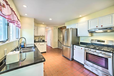 House (2 Bedrooms) | Private kitchen | Microwave, oven, stovetop, dishwasher