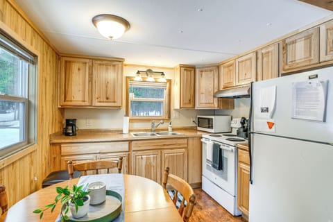 House (1 Bedroom) | Private kitchen | Microwave, oven, stovetop, cookware/dishes/utensils