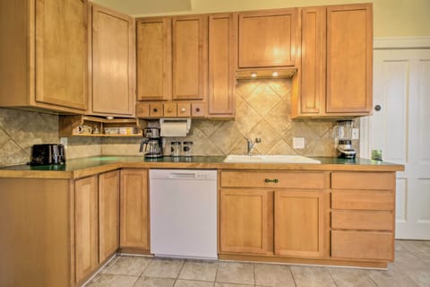 Apartment (2 Bedrooms) | Private kitchen | Microwave, oven, stovetop, dishwasher