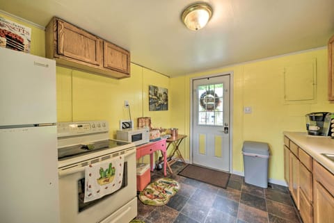 Cottage (3 Bedrooms) | Private kitchen | Microwave, oven, stovetop, blender