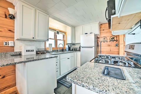 Cottage (2 Bedrooms) | Private kitchen | Microwave, oven, stovetop, blender