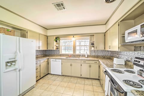 House (3 Bedrooms) | Private kitchen | Microwave, oven, stovetop, dishwasher