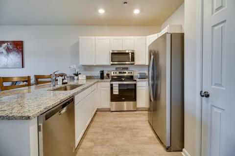 Apartment (3 Bedrooms) | Private kitchen | Microwave, oven, stovetop, dishwasher