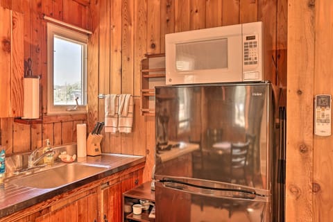 Cottage (1 Bedroom) | Private kitchen | Microwave, oven, stovetop, cookware/dishes/utensils