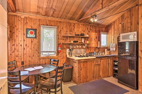 Cottage (1 Bedroom) | Private kitchen | Microwave, oven, stovetop, cookware/dishes/utensils