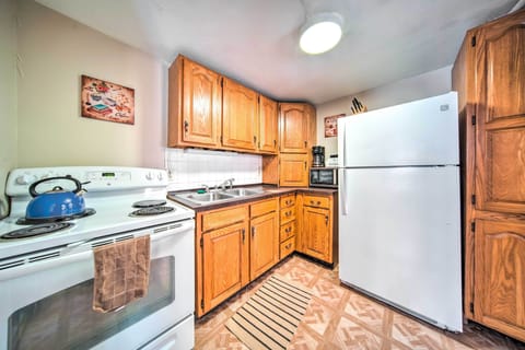 Apartment (2 Bedrooms) | Private kitchen | Microwave, oven, stovetop, cookware/dishes/utensils