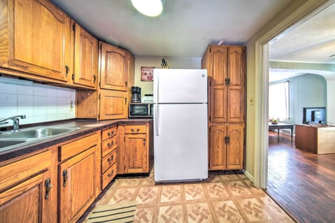 Apartment (2 Bedrooms) | Private kitchen | Microwave, oven, stovetop, cookware/dishes/utensils