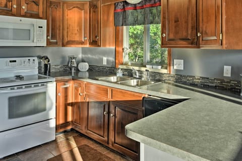 Apartment (3 Bedrooms) | Private kitchen | Microwave, oven, stovetop, dishwasher