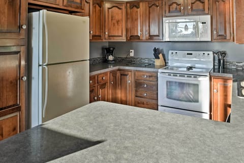 Apartment (3 Bedrooms) | Private kitchen | Microwave, oven, stovetop, dishwasher