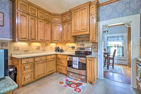 House (4 Bedrooms) | Private kitchen | Microwave, oven, stovetop, dishwasher