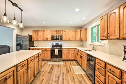 House (6 Bedrooms) | Private kitchen | Microwave, oven, stovetop, dishwasher