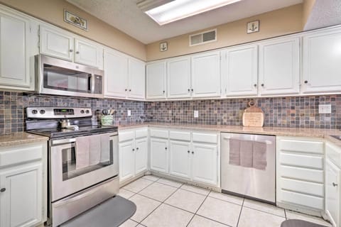 Apartment (6 Bedrooms) | Private kitchen | Microwave, oven, stovetop, dishwasher