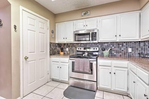 Apartment (6 Bedrooms) | Private kitchen | Microwave, oven, stovetop, dishwasher