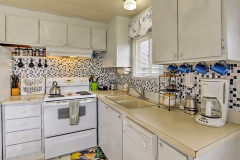 Cottage (2 Bedrooms) | Private kitchen | Microwave, oven, stovetop, dishwasher