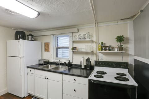 House (1 Bedroom) | Private kitchen | Microwave, oven, stovetop, coffee/tea maker