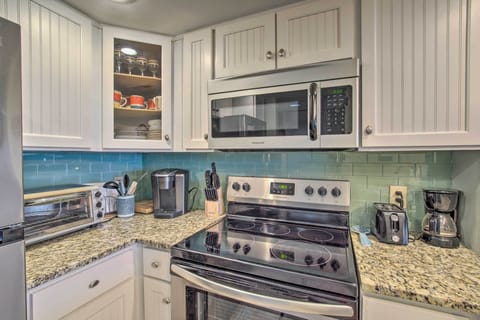 Apartment (2 Bedrooms) | Private kitchen | Microwave, oven, stovetop, dishwasher