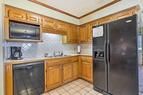 House (3 Bedrooms) | Private kitchen | Microwave, oven, stovetop, dishwasher