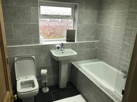 Superior Double Room, Ensuite | Bathroom | Free toiletries, towels