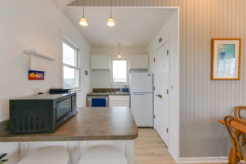 Cottage (1 Bedroom) | Private kitchen | Microwave, cookware/dishes/utensils, paper towels