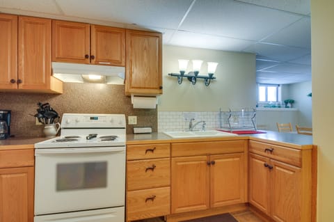 House (2 Bedrooms) | Private kitchen | Microwave, oven, stovetop, paper towels