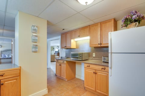 House (2 Bedrooms) | Private kitchen | Microwave, oven, stovetop, paper towels