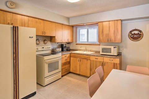 Apartment (2 Bedrooms) | Private kitchen | Microwave, oven, stovetop, blender