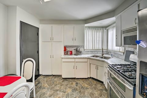 House (3 Bedrooms) | Private kitchen | Microwave, oven, stovetop, blender