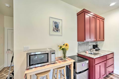 Apartment (0 Bedroom) | Private kitchen | Microwave, cookware/dishes/utensils, paper towels