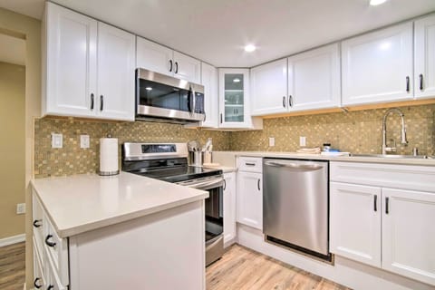 Apartment (2 Bedrooms) | Private kitchen | Microwave, oven, stovetop, dishwasher