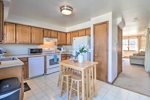 Apartment (2 Bedrooms) | Private kitchen | Microwave, oven, stovetop, dishwasher