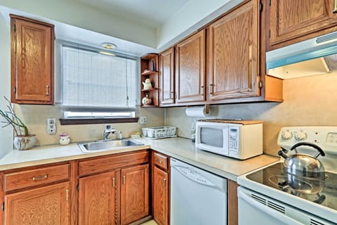 Apartment (2 Bedrooms) | Private kitchen | Microwave, oven, stovetop, dishwasher