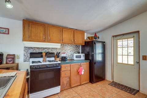 House (2 Bedrooms) | Private kitchen | Microwave, oven, stovetop, cookware/dishes/utensils