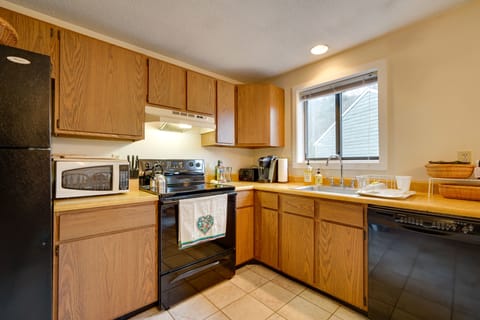 Apartment (2 Bedrooms) | Private kitchen | Microwave, oven, stovetop, dishwasher