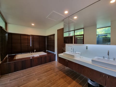 Villa, 5 Bedrooms | Bathroom | Separate tub and shower, rainfall showerhead, free toiletries